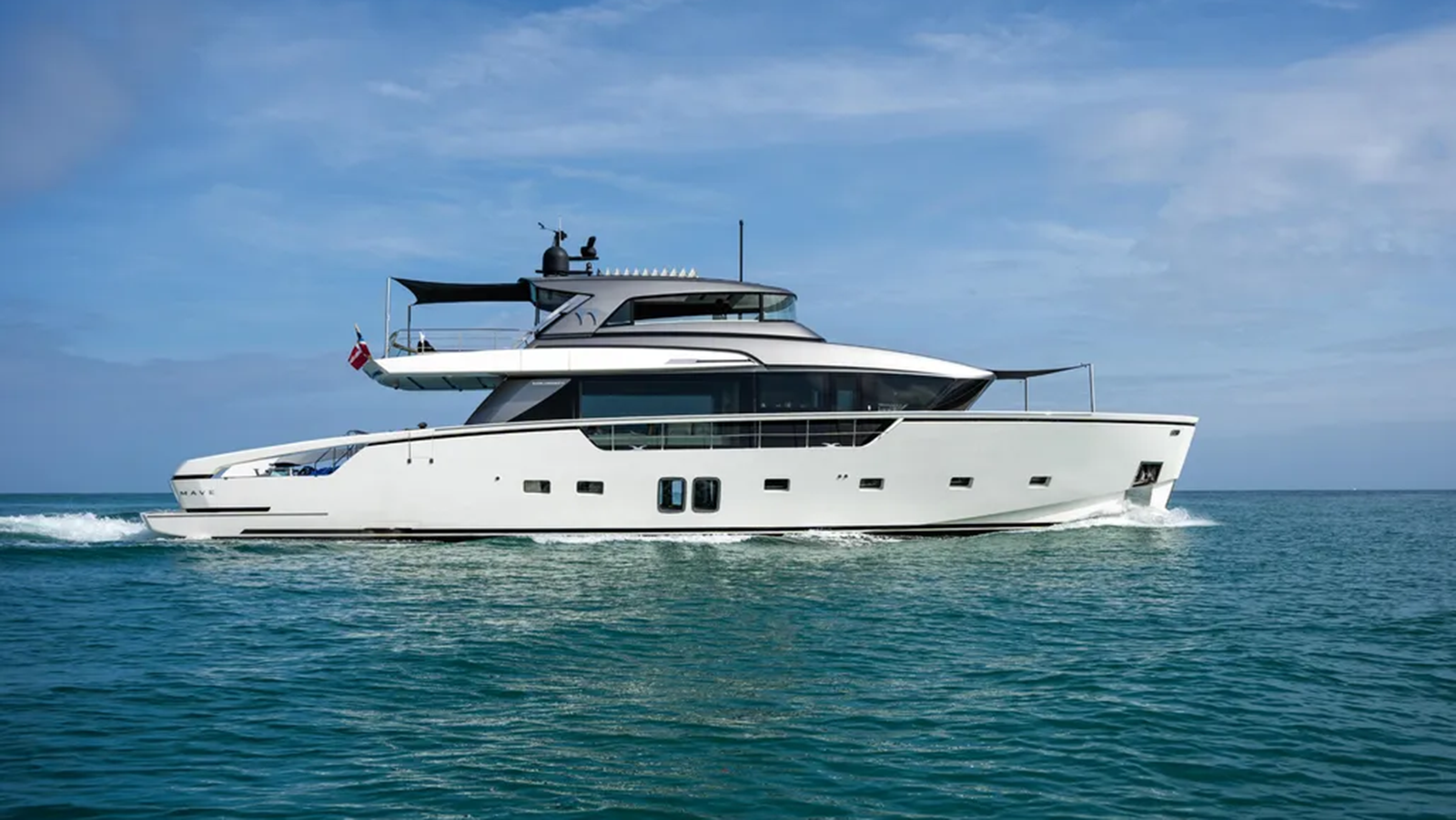 27m Sanlorenzo motor yacht Mave sold